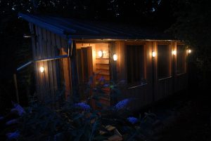 cabane sur pilotis vue de nuit
