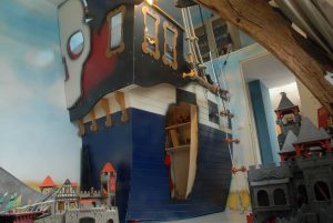 lit pirate dans une chambre d'enfant